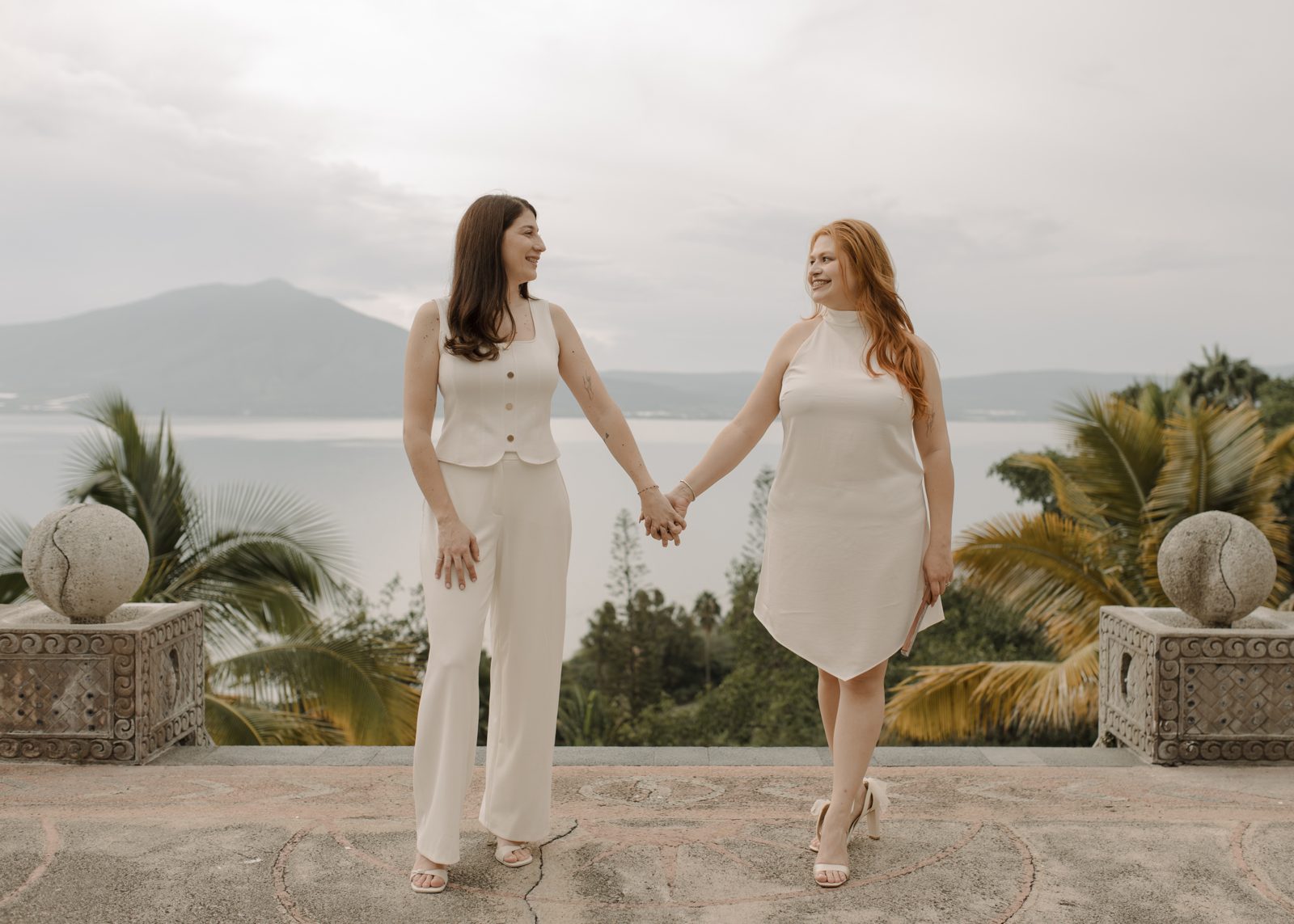Ivonne y Alejandra frente al lago